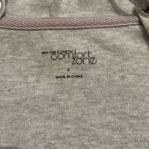 NY&Co Gray short sleeve hooded sweatshirt w/ a extended pocket & low V neck. - Picture 4 of 12